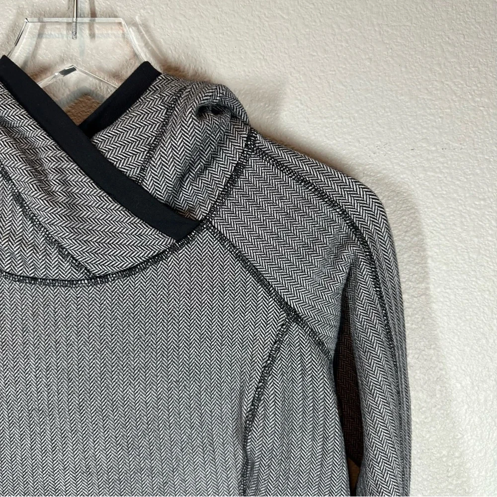 LULULEMON Women's 8 Think Fast Hooded Fitted Pullover  Black & White Herringbone